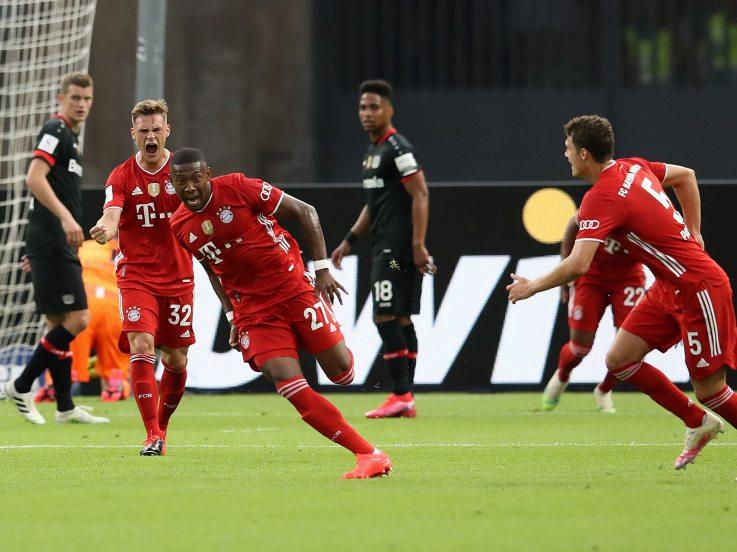 David Alaba (tengah) sumringah usai mencetak gol dalam laga Bayer Leverkusen vs Bayern Munchen di final DFB Pokal 2019-20, Minggu (05/07/20). Copyright: Alexander Hassenstein/POOL/AFP via Getty Images