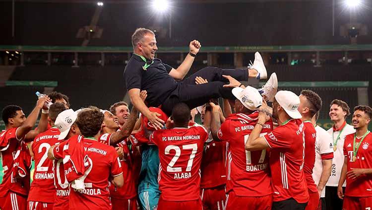 Para pemain Bayern Munchen mengarak sang pelatih Hans-Dieter Flick, usai membawa timnya memenangkan final DFB Pokal 2019/20 kontra Bayer Leverkusen.