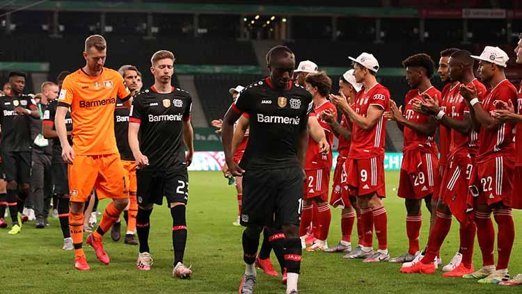 Usai pertandingan final DFB Pokal 2019/20 para pemain Bayern Munchen tetap memberi penghormatan untuk Bayer Leverkusen.