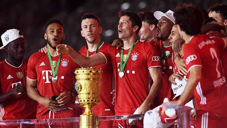 Raut wajah gembira para pemain Bayern Munchen usai menjuarai DFB Pokal 2019/20.