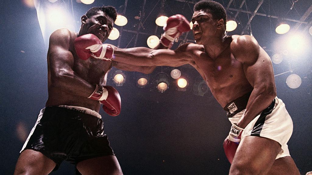 Floyd Patterson (kiri) ketika bertarung dengan Muhammad Ali - INDOSPORT