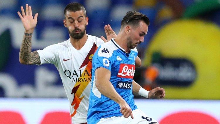 Leonardo Spinazzola (kiri) membayangi Fabian Ruiz (kanan) pada laga Napoli vs AS Roma di Liga Italia 2019-20, Senin (06/07/20). Copyright: Matteo Ciambelli/DeFodi Images via Getty Images