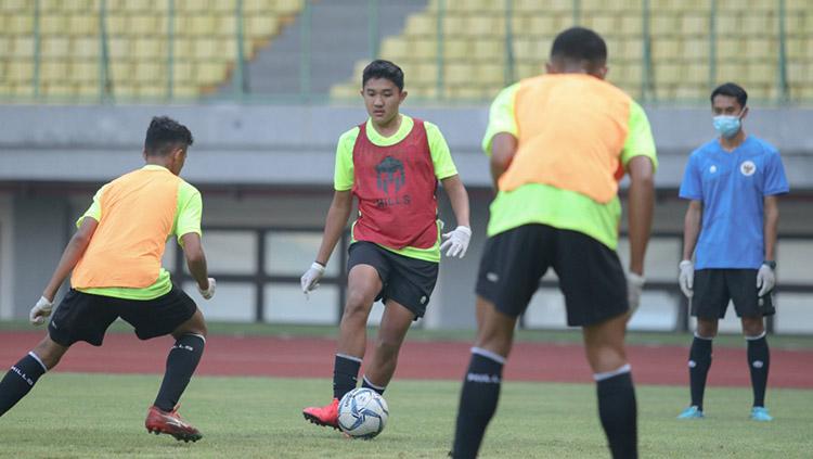 Pelatih Timnas Indonesia U-16, Bima Sakti cukup puas dengan perkembangan para pemain selama pemusatan latihan di Stadion Wibawa Mukti, Cikarang. - INDOSPORT
