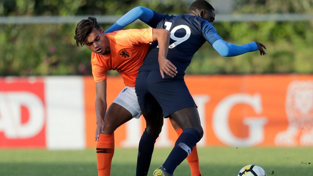 D'Leanu Arts (kiri) dalam laga Belanda U-17 vs Prancis U-17 - INDOSPORT