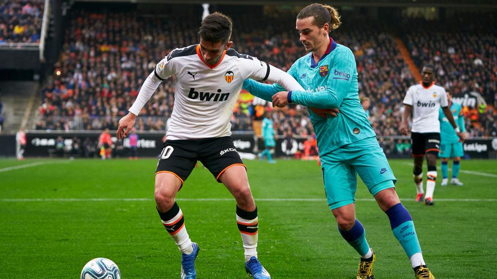 Ferran Torres saat dikawal Antoine Griezmann Copyright: Quality Sport Images/Getty Images