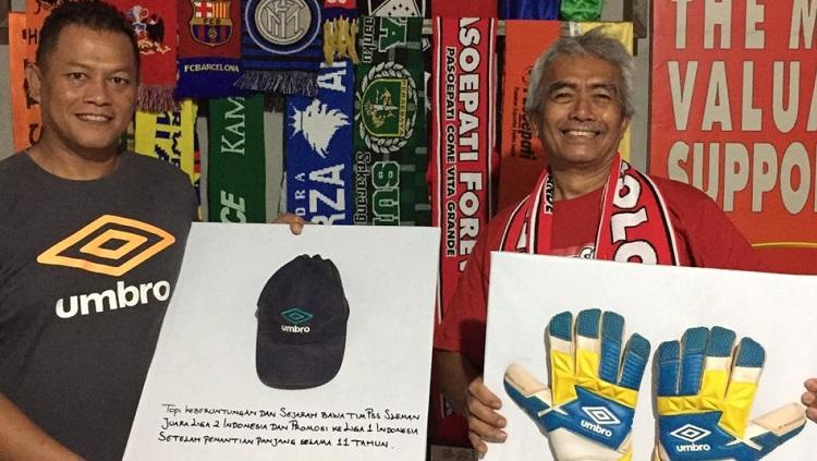 Listianto Raharjo menyerahkan dua barang bersejarah ke Mayor Haristanto. - INDOSPORT