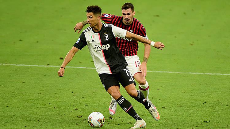 Kapten AC Milan, Alessio Romagnoli (belakang), membayang-bayangi pergerakan Cristiano Ronaldo.