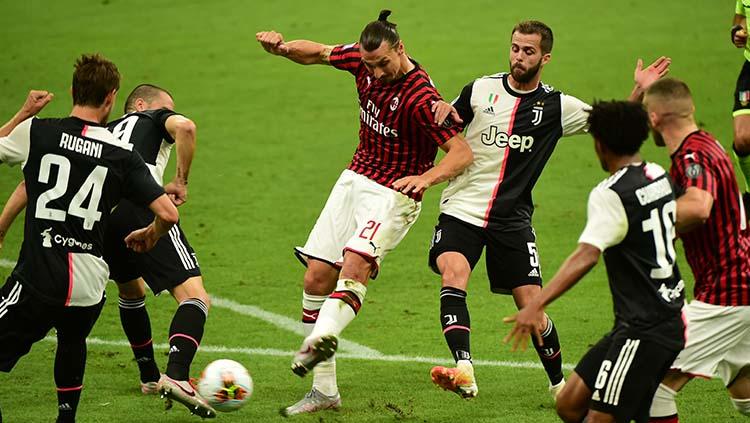 Zlatan Ibrahimovic (tengah) di tengah penjagaan melancarkan tendangan ke gawang Juventus.