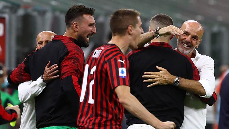 Pelatih AC Milan, Stefano Pioli, merayakan kemenangan timnya atas Juventus di akhir pertandingan.