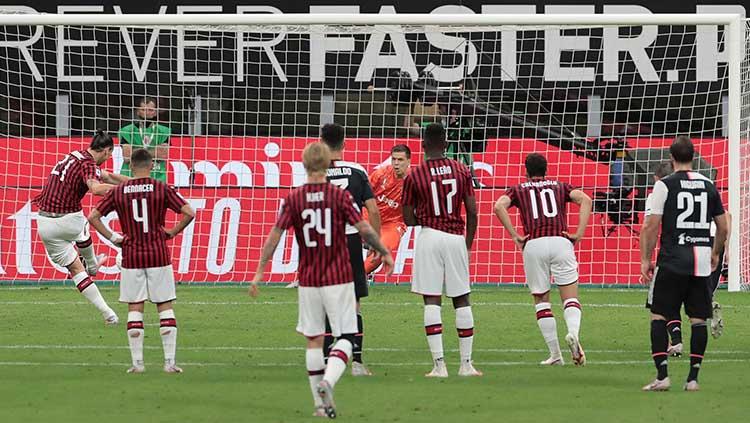 Bintang AC Milan, Zlatan Ibrahimovic, saat mengeksekusi tendangan penalti ke gawang Juventus.