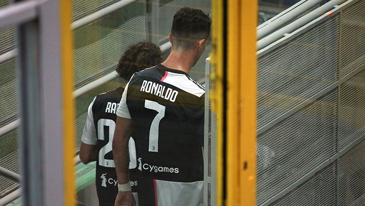 Cristiano Ronaldo meninggalkan lapangan sambil saat jeda istirahat babak pertama AC Milan vs Juventus.
