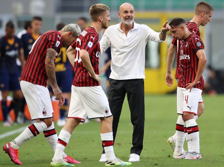 Pelatih Stefano Pioli bersama klub Liga Italia asuhannya, AC Milan. Copyright: Jonathan Moscrop/Getty Images