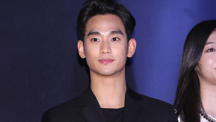 Aktor Korea Selatan, Kim Soo Hyun, aku sering bermain bulutangkis bersama temannya.