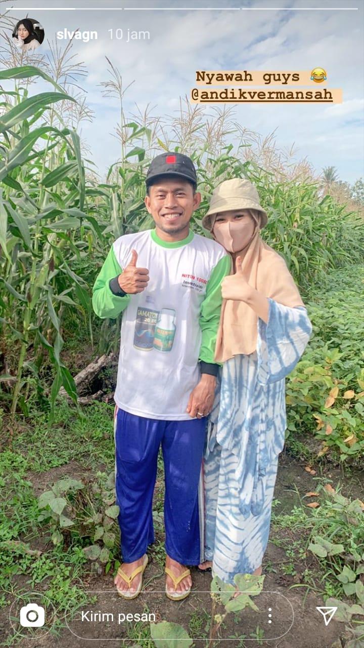 Andik Vermansah bertani bareng istrinya. Copyright: Instagram