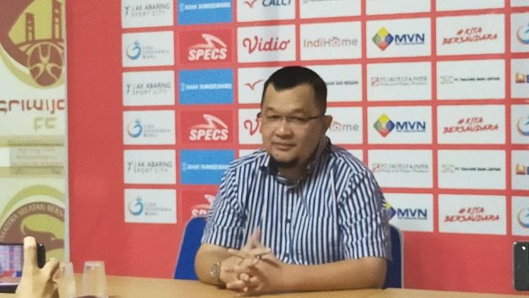 Manajer Sriwijaya FC, Hendri Zainuddin, saat memberikan keterangan pada awak media di Sekretariat, Rabu (8/7/20).