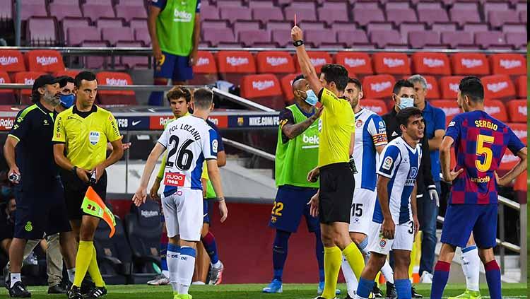 Pol Lozano pemain Espanyol mendapat kartu merah dari wasit dalam laga kontra Barcelona di lanjutan LaLiga Spanyol 2019/20.