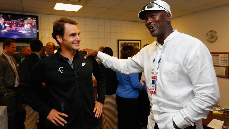 Roger Federer (kiri) masih sangat produktif urusan finansial meski tidak bermain lama di turnamen. Foto: Chris Trotman/Getty Images for USTA. - INDOSPORT