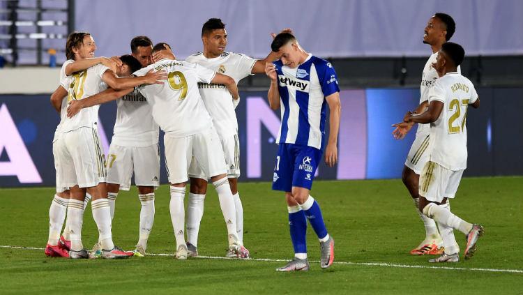 Skuat Real Madrid merayakan gol Marco Asensio ke gawang Alaves. Copyright: Denis Doyle/Getty Images