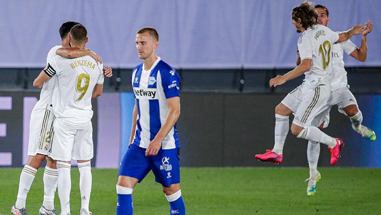 Selebrasi para pemain Real Madrid (putih) atas kemenangan mereka menghadapi Deportivo Alaves di LaLiga Spanyol 2019/20.