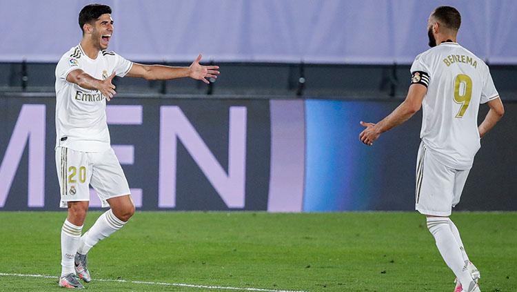 Indosport - Marco Asensio merayakan gol-nya bersama Karim Benzema, yang memberinya Assist