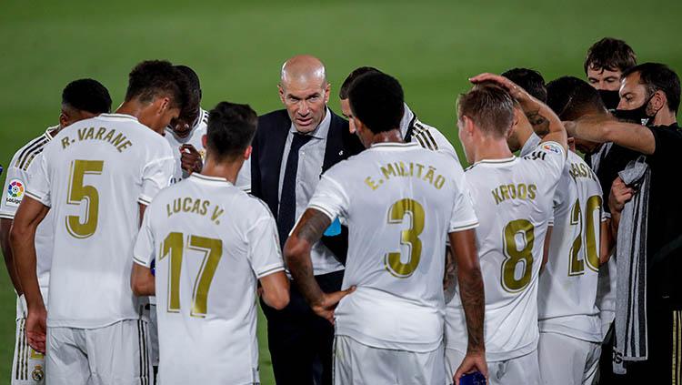 Pelatih Real Madrid, Zinedine Zidane memberikan instruksi kepada punggawanya saat Water Break kontra Alaves di LaLiga Spanyol.