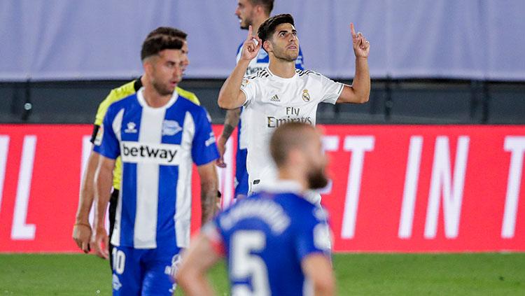 Pemain Real Madrid, Marco Asensio merayakan golnya ke gawang Alaves yang hampir tak disahkan oleh VAR.