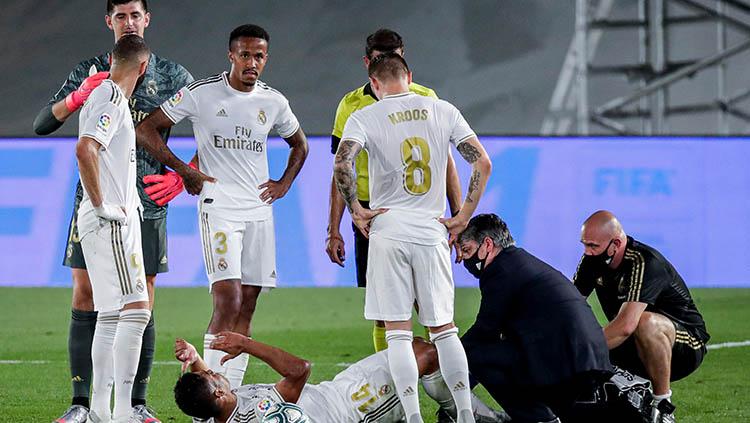 Casemiro mendapat pengobatan di tengah lapangan dari Tim Medis Real Madrid, setelah mengalami cedera saat bertanding kontra Alaves.