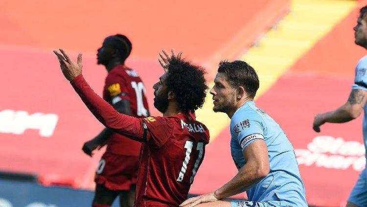 Mohamed Salah dan James Tarkowski dalam laga Liverpool vs Burnley di Liga Inggris 2019-20, Sabtu (11/07/20). Copyright: John Powell/Liverpool FC via Getty Images