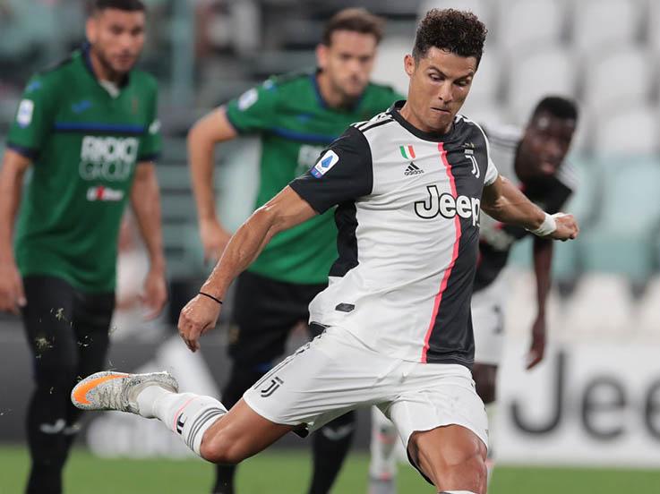 Cristiano Ronaldo menendang penalti di laga Juventus vs Atalanta. Copyright: Emilio Andreoli/Getty Images