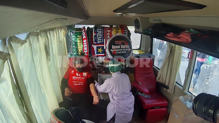 Sejumlah aksi antara lain donor darah Copyright: Ronald Seger Prabowo/INDOSPORT