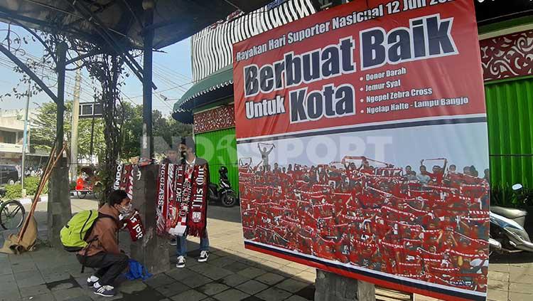 Aksi unik Pasoepati menyambut Hari Suporter Nasional 12 Juli 2020 di Kawasan Ngarsopuro, Solo. Copyright: Ronald Seger Prabowo/INDOSPORT