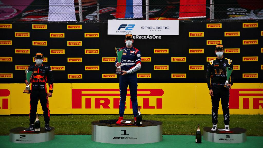 Robert Shwartzman (tengah) berhasil menjuarai GP F2 di Spielberg, Austria - INDOSPORT