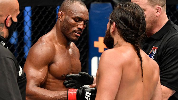 Kamaru Usman dari Nigeria dan Jorge Masvidal berbicara setelah berakhirnya pertarungan kejuaraan kelas welter UFC