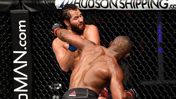 Petarung UFC kelas welterweight, Kamaru Usman, menjalani operasi cedera tangan memilukan, dan kemudian diabadikan dalam sebuah rekaman video.