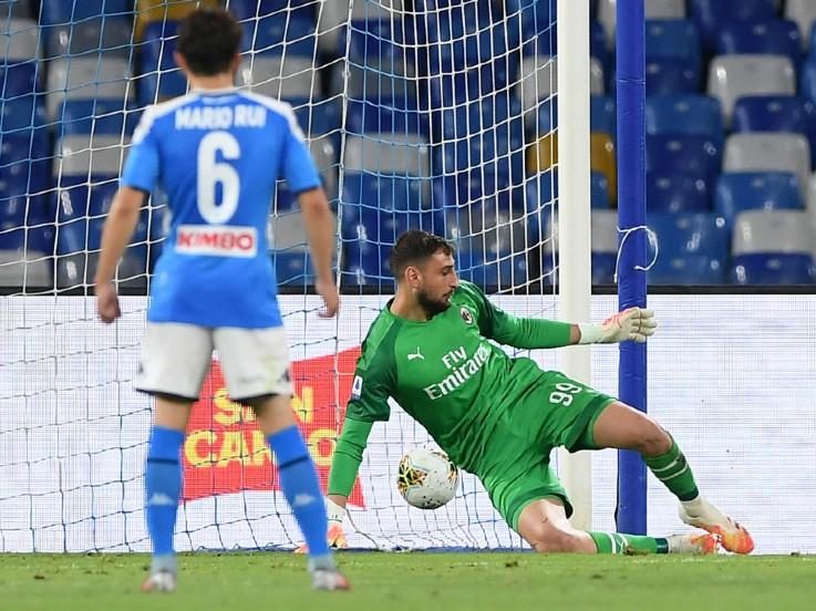 Donnarumma saat mencoba menyelamatkan bola di laga Napoli vs Milan. Copyright: (Photo by Francesco Pecoraro/Getty Images)