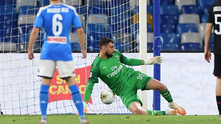 Donnarumma saat mencoba menyelamatkan bola di laga Napoli vs Milan.