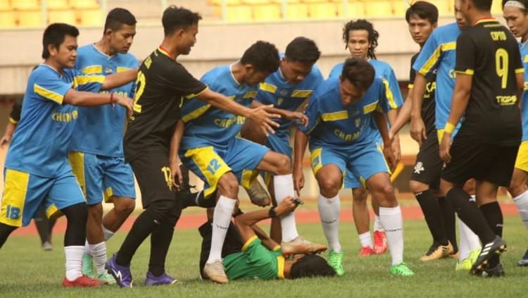 Pelaku penyerangan terhadap wasit di laga fun persahabatan dua hari lalu di Stadion Patriot, Bekasi ternyata kapten tim Liga 3, Jakarta United.