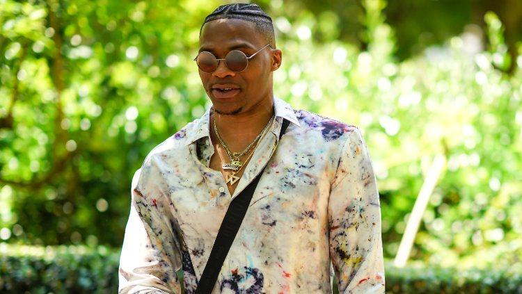 Russell Westbrook adalah salah satu pebasket NBA yang sering tampil modis, salah satunya saat di Paris Fashion Week 2020. - INDOSPORT