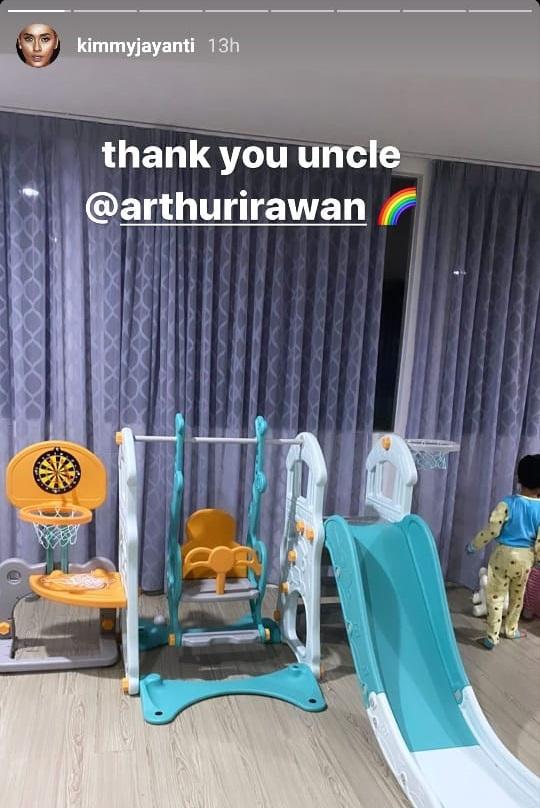 Anak Greg Nwokolo menerima kado ulang tahun dari Arthur Irawan Copyright: Instagram Kimmy Jayanti