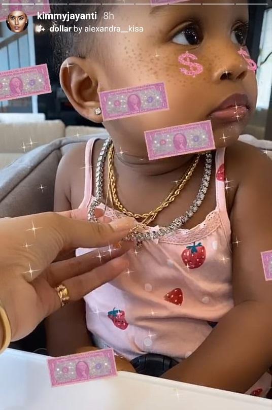Anak Greg Nwokolo menerima kado ulang tahun berupa kalung. Copyright: Instagram Kimmy Jayanti