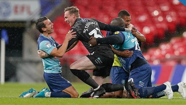 Pemain Wycombe Wanderers berselebrasi usia mengalahkan Oxford United di final playoff Divisi Championship Liga Inggris musim depan, Selasa (14/07/20) Copyright: https://twitter.com/wwfcofficial