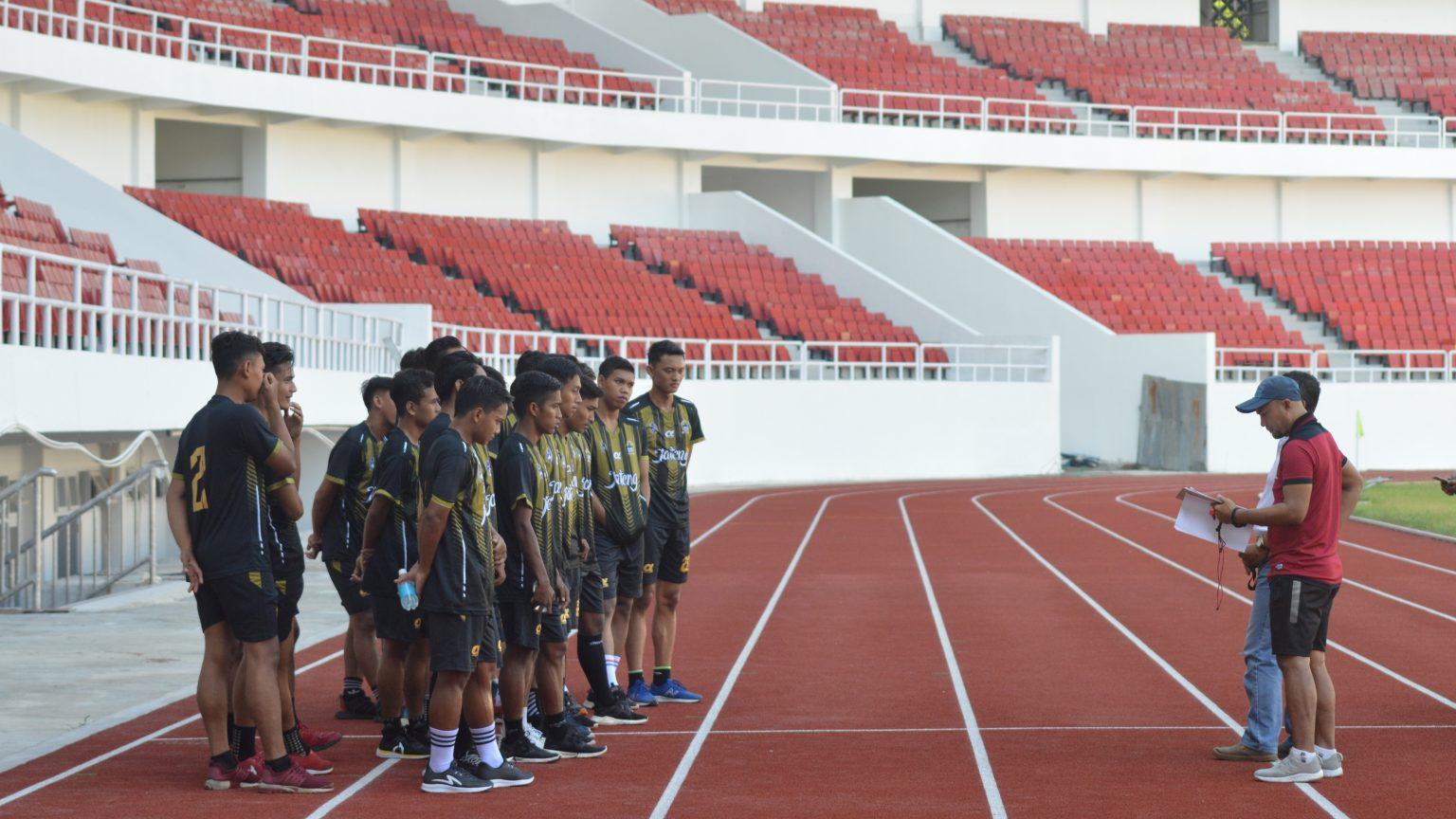 Para pemain PON Jateng yang tengah melaksanakan tes fisik di Stadion Jatidiri. - INDOSPORT