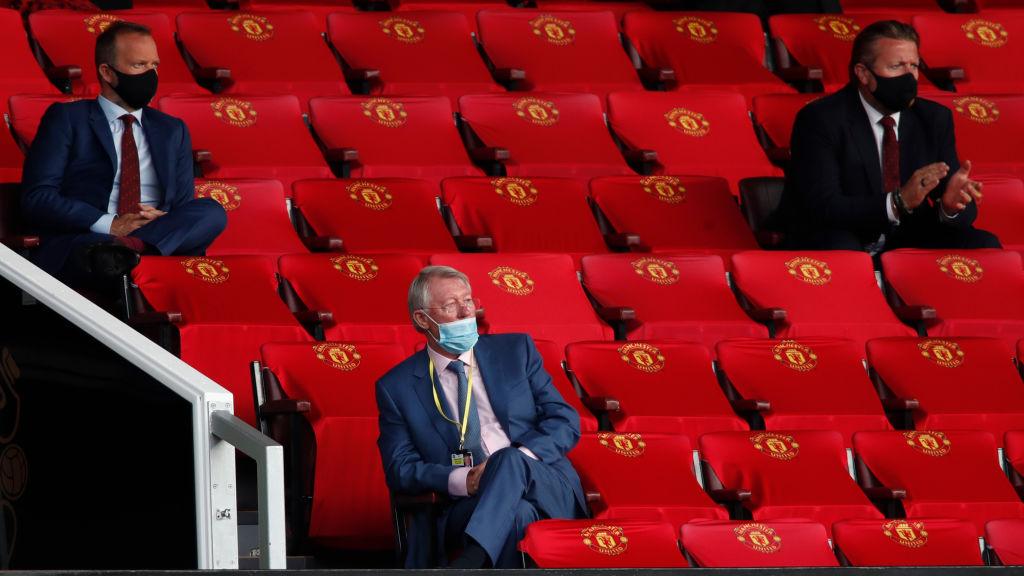 Sir Alex Ferguson menggunakan masker dengan cara yang salah di laga Manchester United vs Southampton