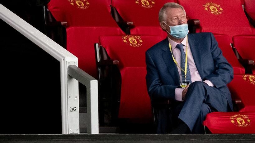 Sir Alex Ferguson menggunakan masker dengan cara yang salah di laga Manchester United vs Southampton - INDOSPORT