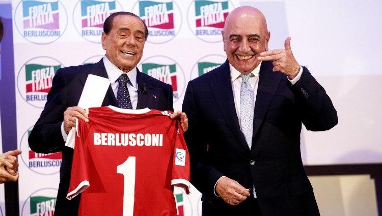 Silvio Berlusconi (kiri) dan Adriano Galliani (kanan) resmi membeli AC Monza. - INDOSPORT