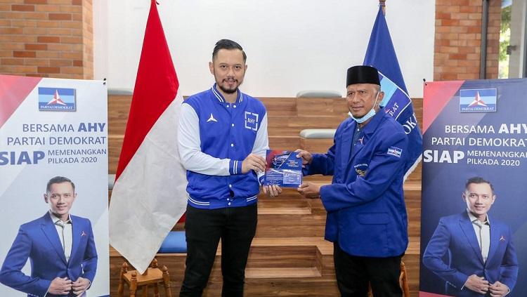 Pelatih Madura United, Rahmad Darmawan, secara resmi mewujudkan ambisinya terjun ke dunia politik dengan bergabung salah satu partai terbesar di Indonesia, Partai Demokrat. - INDOSPORT