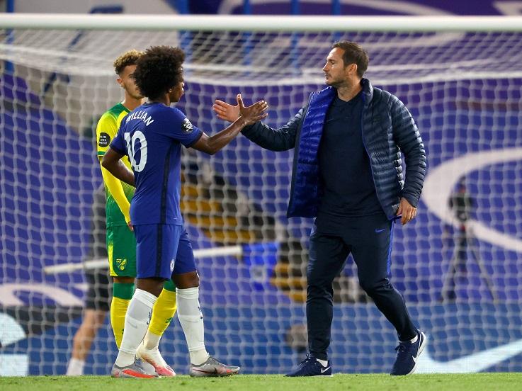 Pelatih Chelsea, Frank Lampard, memberikan selamat kepada Willian usai laga Liga Inggris kontra Norwich City. Copyright: Chelsea FC