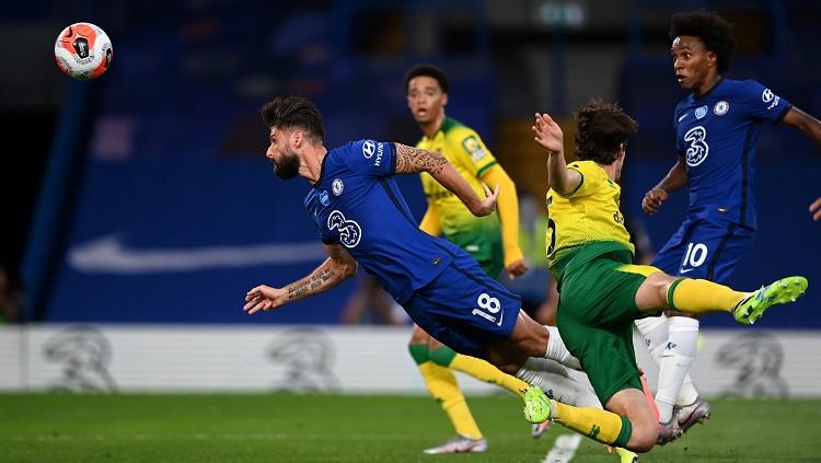 Striker Chelsea, Olivier Giroud, menyundul bola dalam laga Liga Inggris kontra Norwich City.