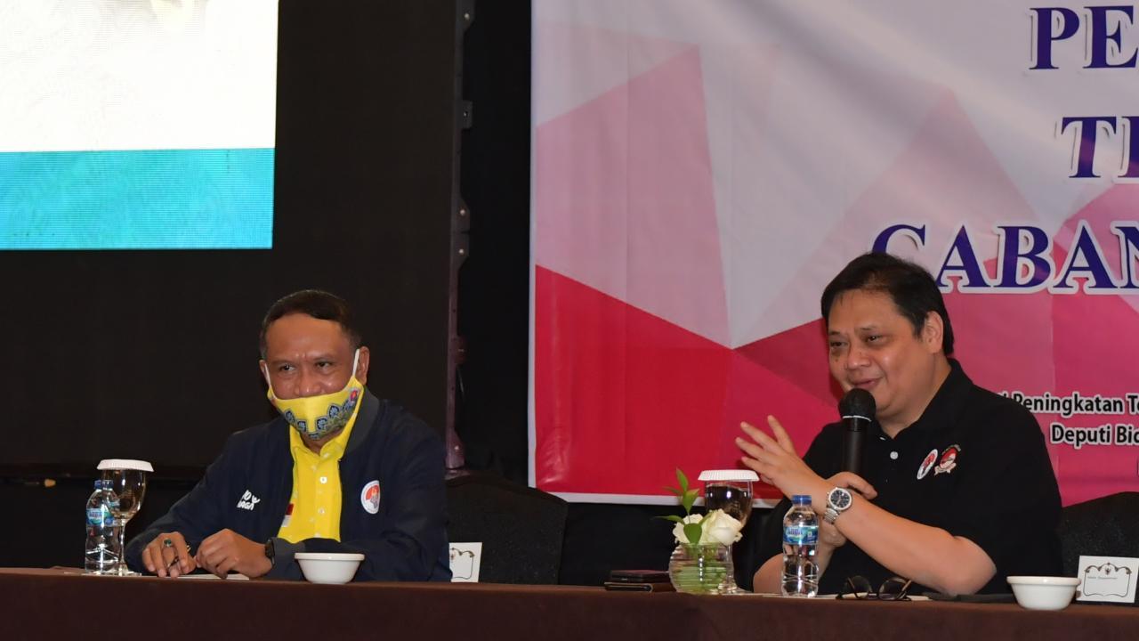 Menpora Zainudin Amali (kiri) bersama dengan Airlangga Hartarto. - INDOSPORT