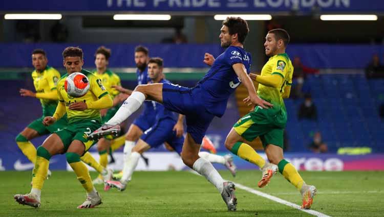 Marcos Alonso pemain Chelsea saat berusaha menendang bola didepan gawang Norwich City pada Liga Primer Inggris 2019/20.